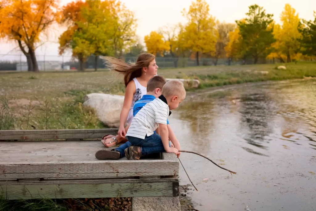 couple sitting by lake fall