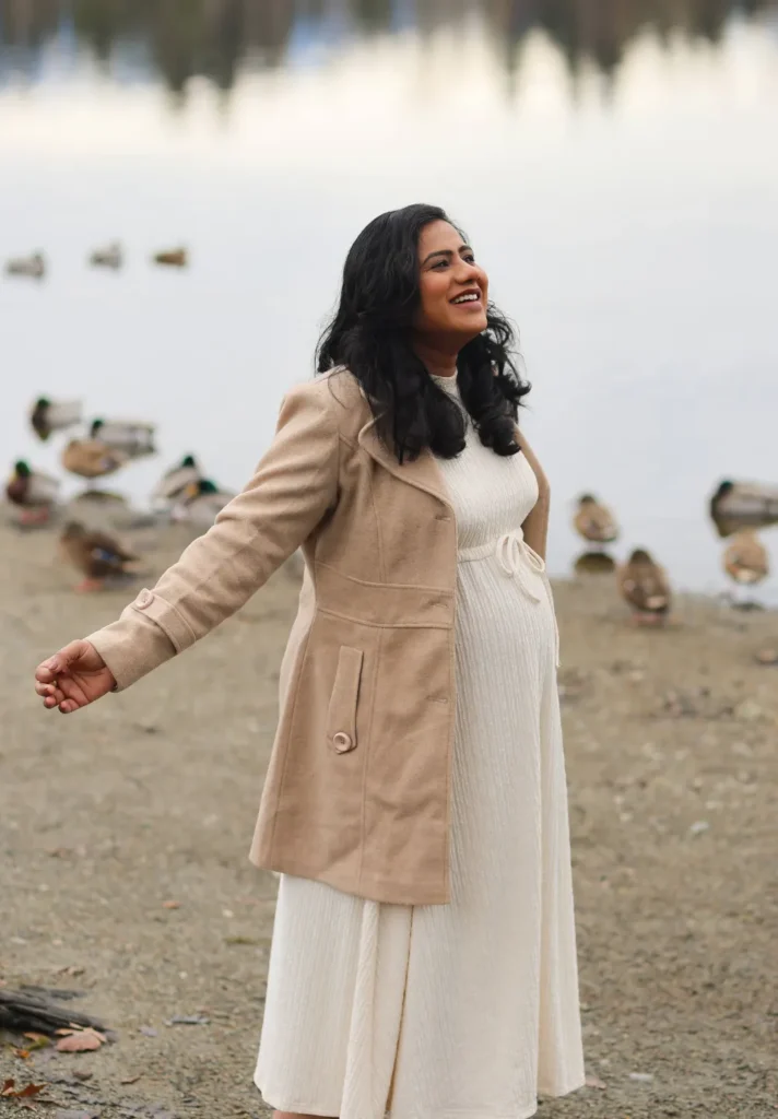 outdoor maternity portrait expecting mother lakeside