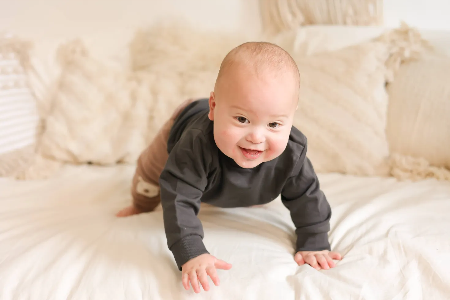 Baby Crawling Neutral Studio, photo 1