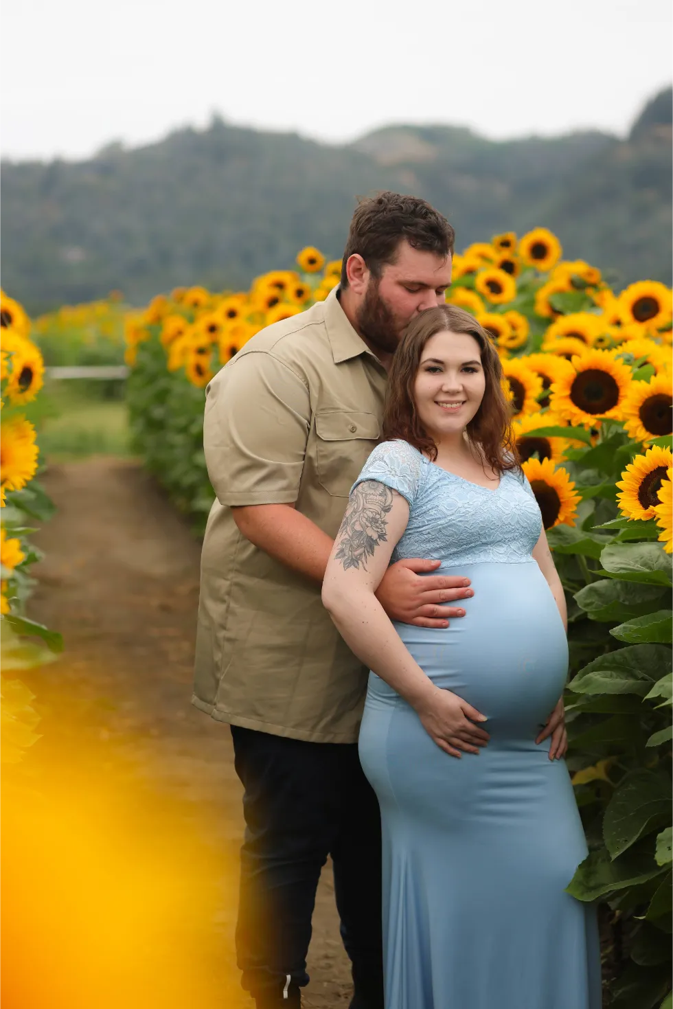 Couple Maternity Sunflower Field, photo 1