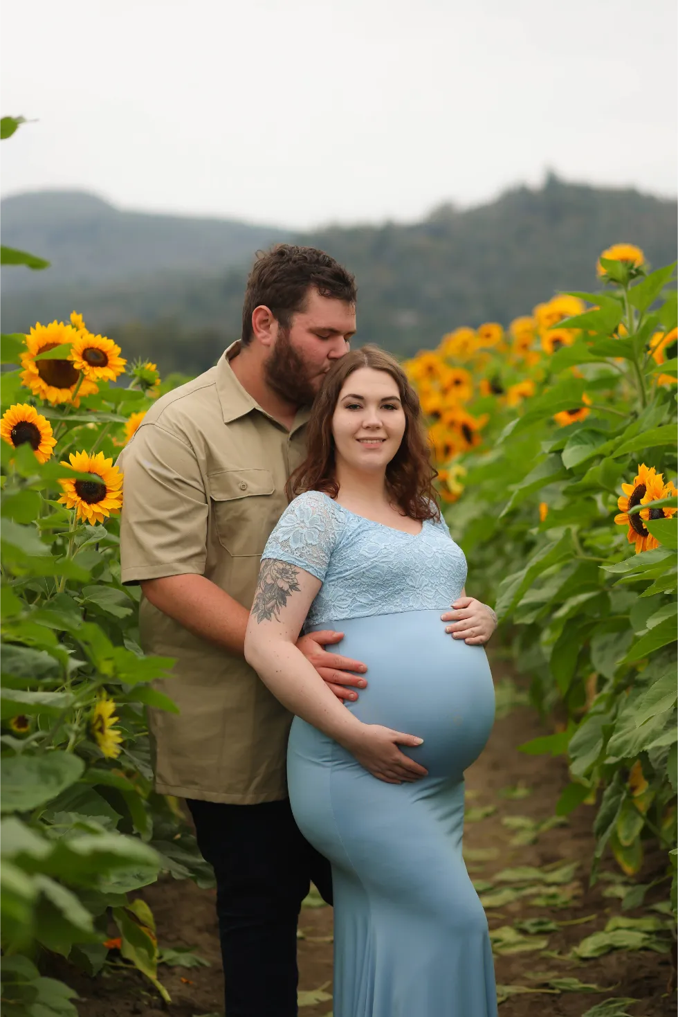 Maternity Couple Sunflower Path, photo 5