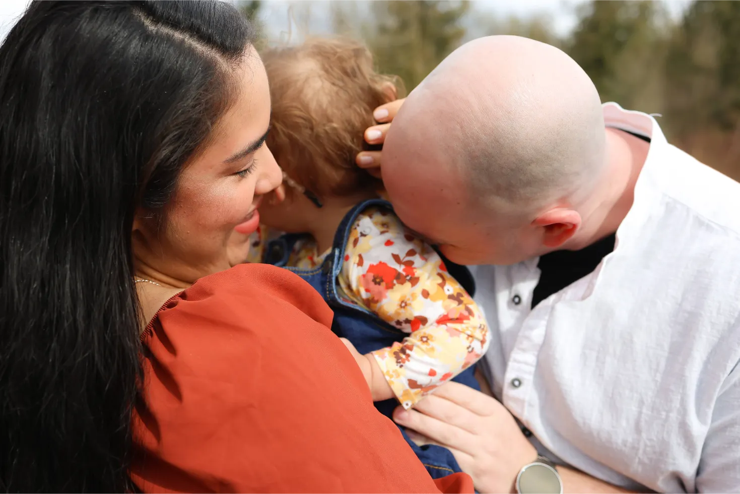 Mother Father Kissing Baby Outdoor Session, photo 4