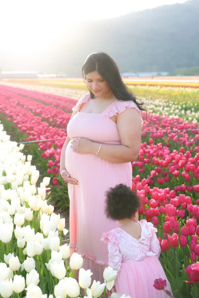 pregnant mother tulip field portrait