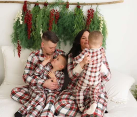 Parents cuddling on bed with Christmas greenery decor scaled 1 Parents cuddling on bed with Christmas greenery decor scaled 1