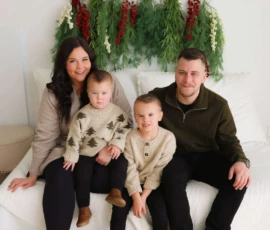 family sitting on a white sofa for christmass pictures scaled 1 family sitting on a white sofa for christmass pictures scaled 1