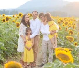 family sunflower field session scaled 1 family sunflower field session scaled 1