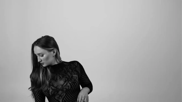 boudoir black white kneeling side